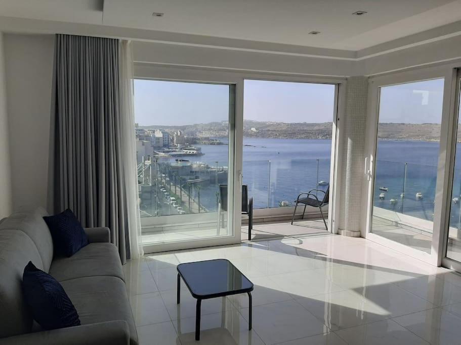 New Seafront Apartment - Spectacular Views Сент-Полс-Бей Экстерьер фото