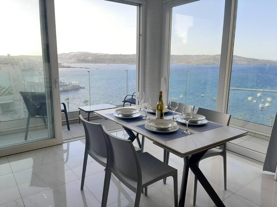 New Seafront Apartment - Spectacular Views Сент-Полс-Бей Экстерьер фото