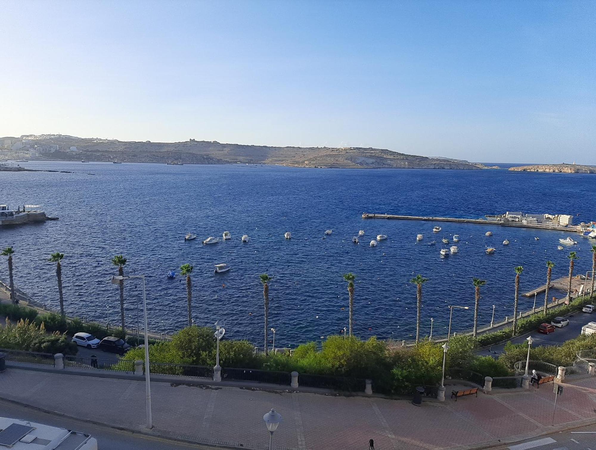 New Seafront Apartment - Spectacular Views Сент-Полс-Бей Экстерьер фото
